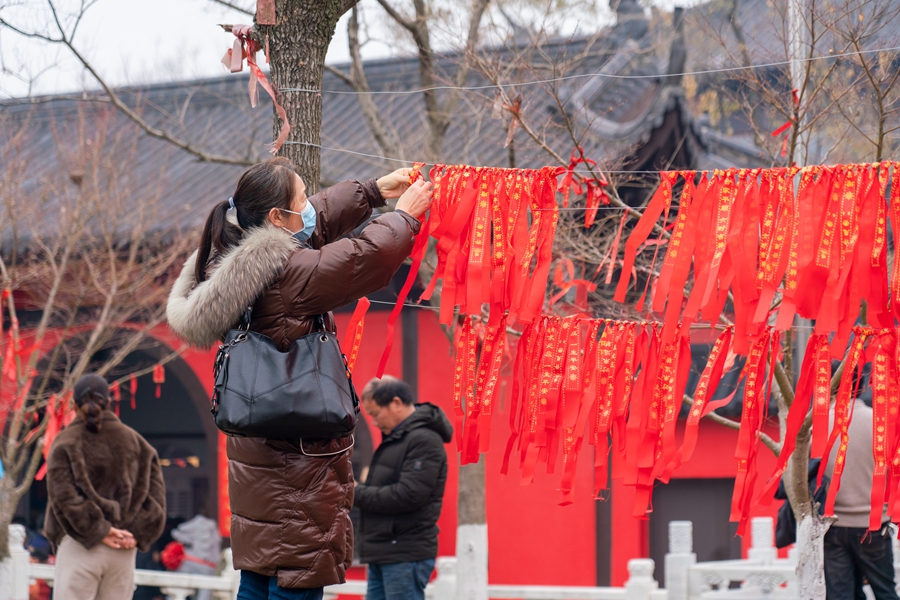 “晒霉”祈福。高淳慢城集团供图