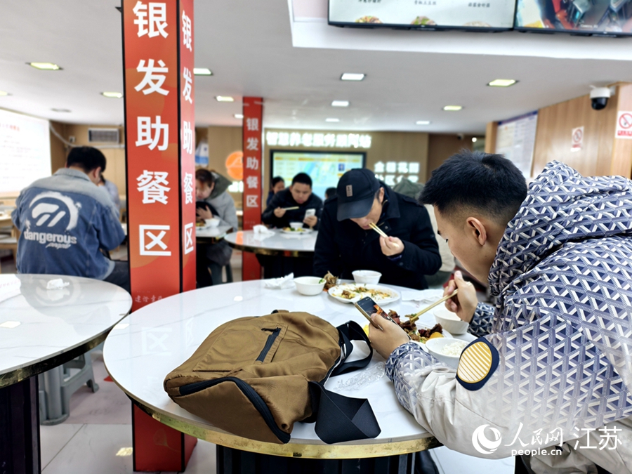 中午11點半，食堂內已基本坐滿。人民網記者 馬曉波攝