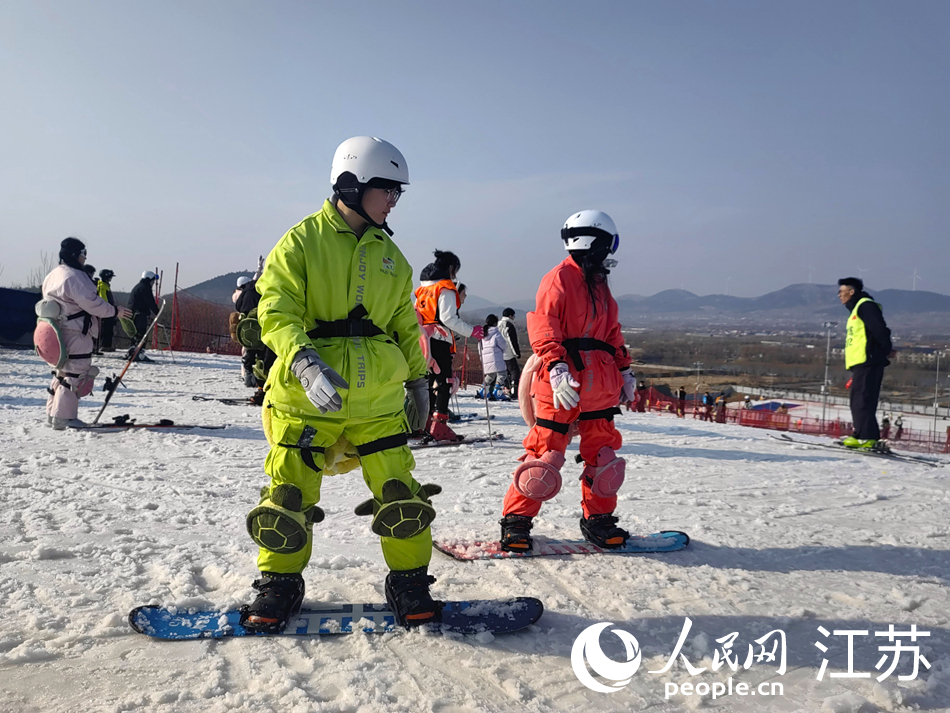 市民游客在徐州體驗冰雪運動。人民網記者 張玉峰攝