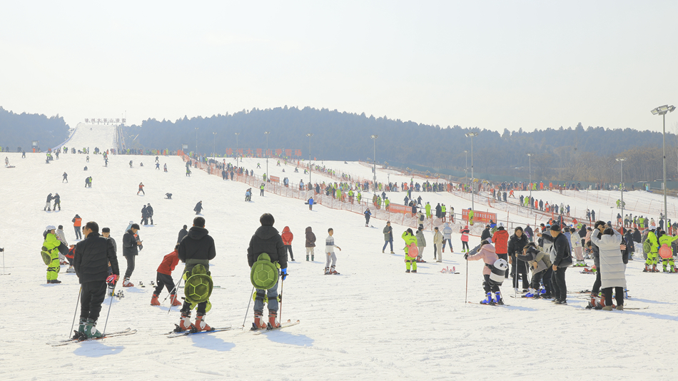 大景山滑雪场上的热闹场景。徐州市贾汪区委宣传部供图
