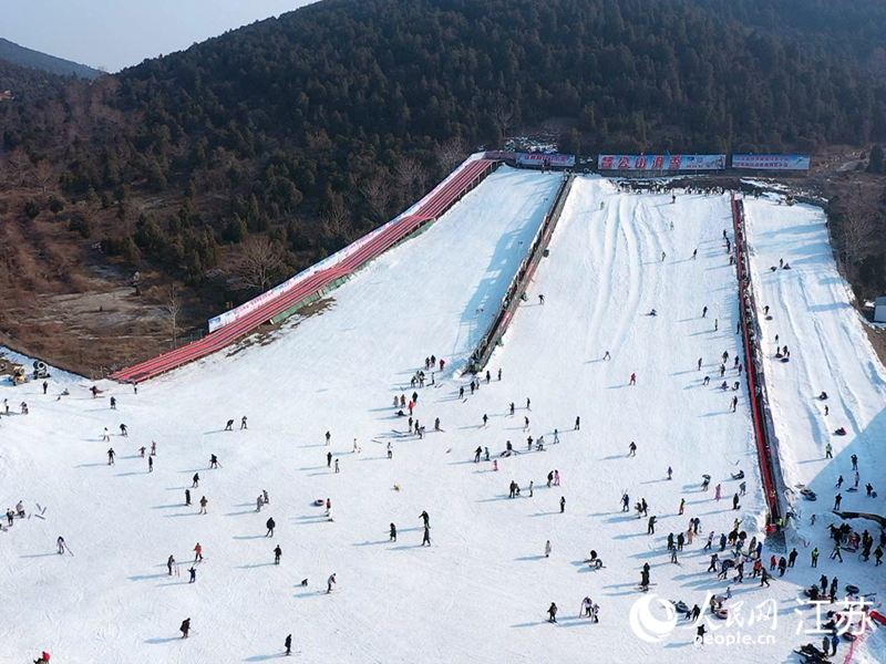 游客在督公山滑雪場體驗冰雪運動。人民網記者 張玉峰攝