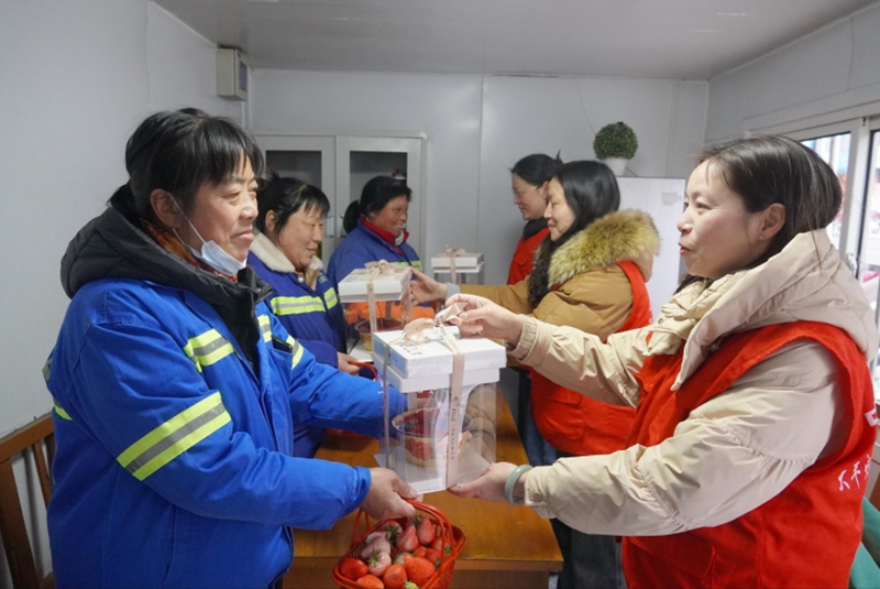 3月8日，党员志愿者前往环卫暖心小屋，向环卫女工们讲解垃圾分类、节能减排、绿色降碳等相关知识，并为她们送上草莓和蛋糕，感谢她们为城市洁净美丽付出的辛勤劳动。