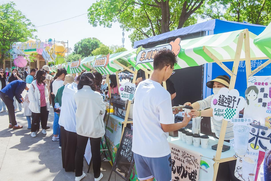 野趣市集展位前人頭攢動。揚州生態科技新城供圖