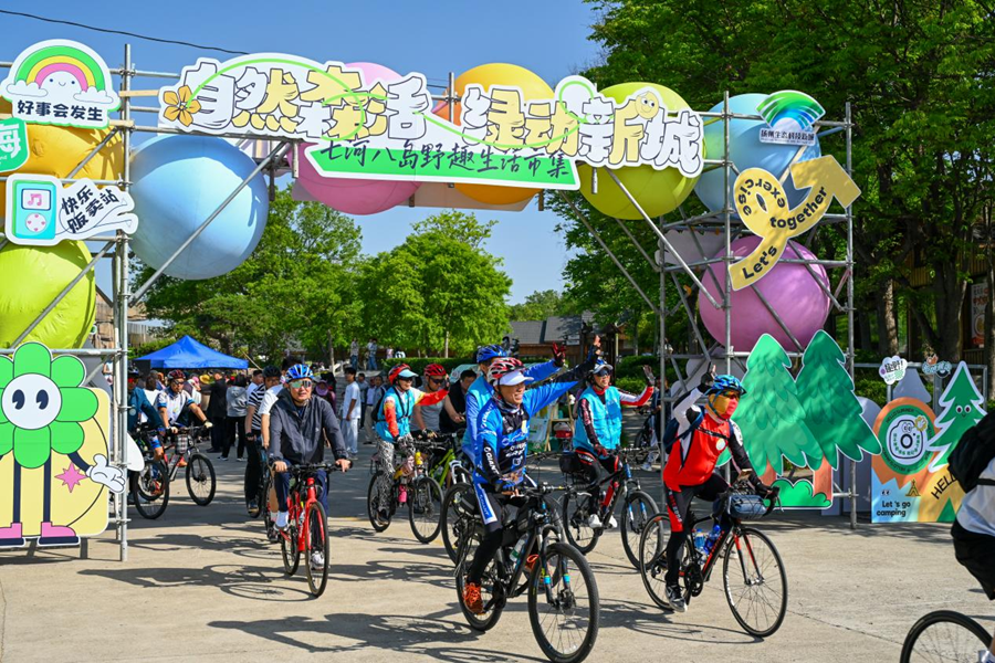 騎行愛好者從市集門頭集結出發。揚州生態科技新城供圖