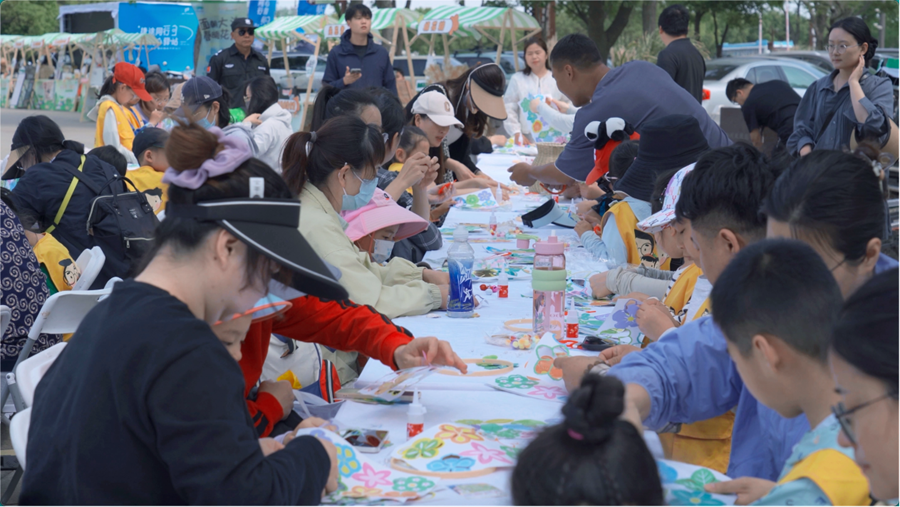 孩子們參與親子手作活動。揚州生態科技新城供圖