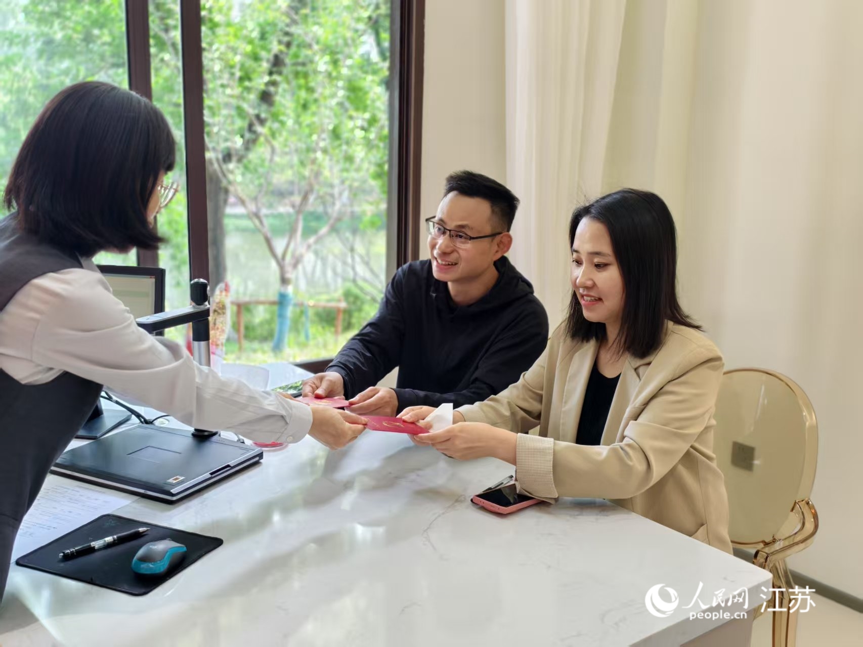 在玄武湖景区婚姻登记处领证的新人。人民网记者 马晓波摄