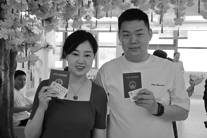 东北情侣甜蜜展示结婚证