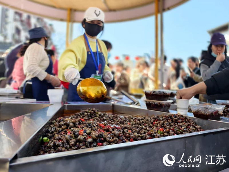 淮安市洪泽区蒋坝周末市集上热卖的“麻辣小螺蛳”。人民网记者 马晓波摄