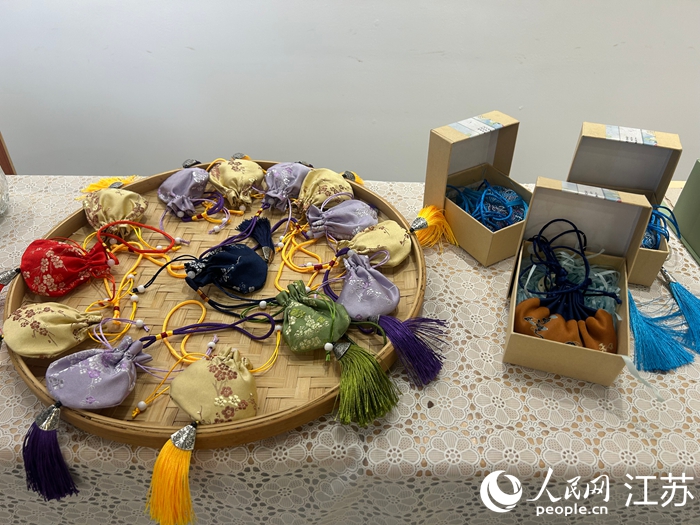 溧水特校學生制作的牡丹文創產品。人民網 王丹丹攝