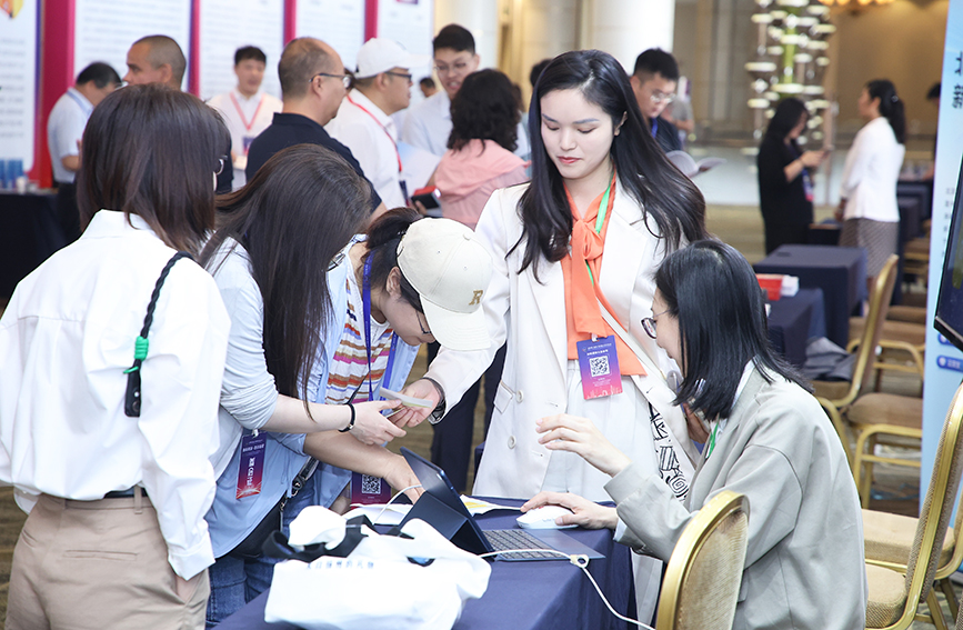 參會嘉賓在展位前了解企業情況。主辦方供圖