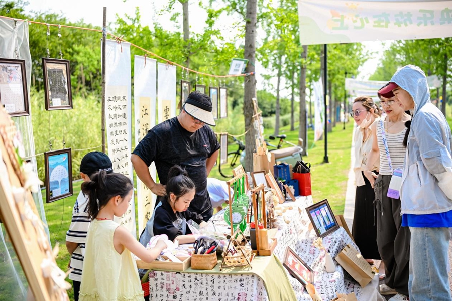 市民游客参观活动展位。泰兴市委宣传部供图