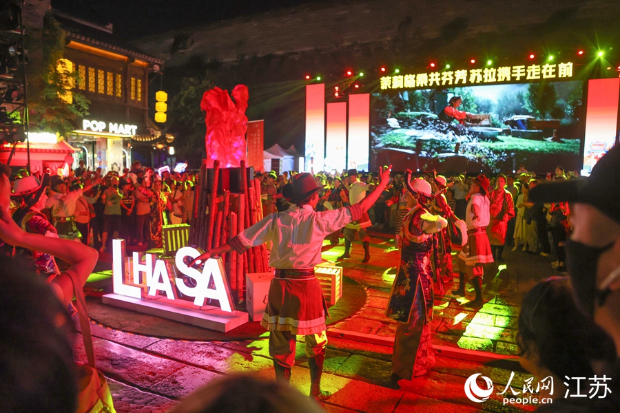 篝火晚会现场，市民游客与拉萨舞者共跳锅庄舞。人民网 李昱辰摄