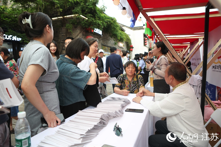 市民游客爭相體驗藏醫藏藥。人民網 李昱辰攝