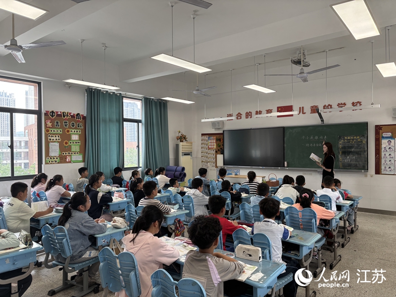 “教室无电子屏日”，南京外国语学校河西初级中学第一附属小学教师不使用电子屏教学。人民网记者 张妍摄