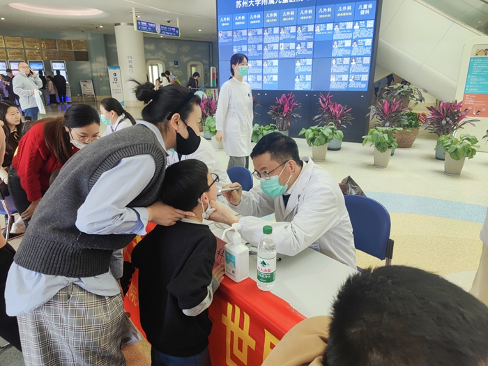 王宇清在基層義診現場。江蘇省衛健委供圖