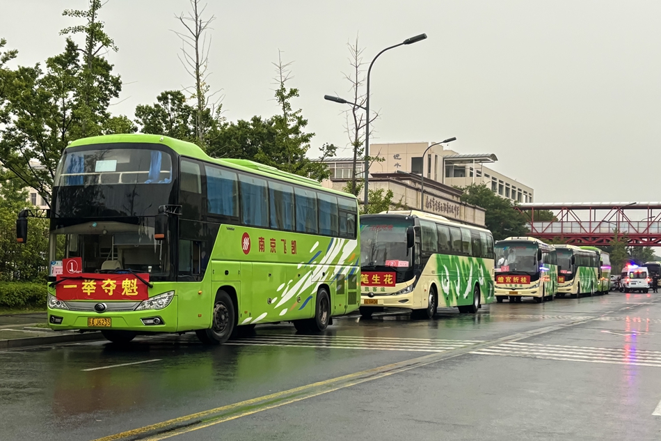 送考车辆贴上祝福标语。高淳区委宣传部供图