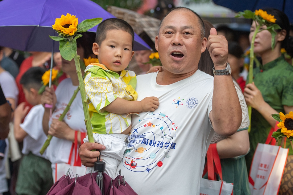 家长为考生加油打气。马睿群摄