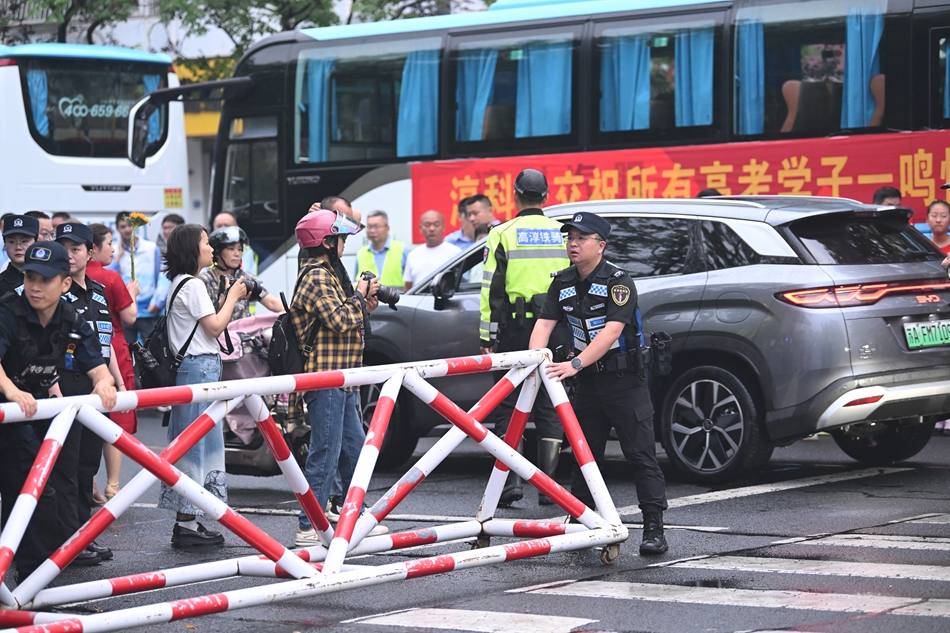 警方维持秩序，保障通行。刘列摄