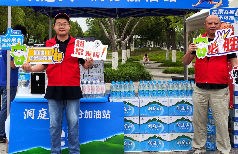 志願者們在考點外搭建起愛心服務站。張祖權攝