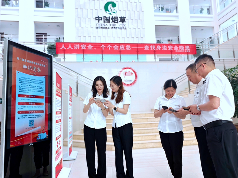 员工参加竞赛答题活动。李佩摄