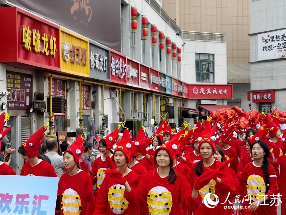“一只虾”带火了盱眙，当地“尅街”集聚了近百家龙虾餐饮。人民网记者 马晓波摄