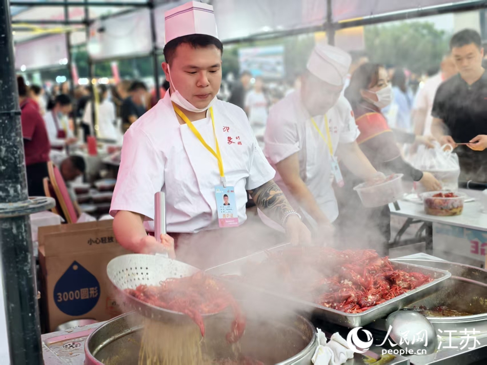 40余家龙虾和小吃商户现场烹制食材。人民网记者 马晓波摄