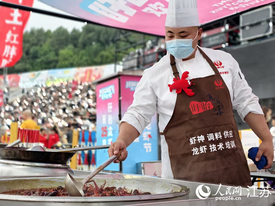 40余家龙虾和小吃商户现场烹制食材。人民网记者 马晓波摄