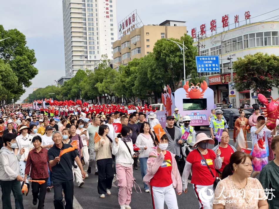 盱眙龙虾节群众文化巡游活动被当地不少居民视为“新民俗”。人民网记者 马晓波摄