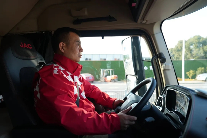 貨車司機接單后趕往目的地