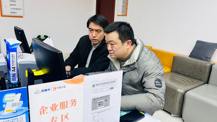 傅友雄（左一）到千灯镇便民服务中心办理业务。昆山市委组织部供图