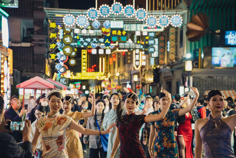 民主路老街上的演出。海州區委宣傳部供圖