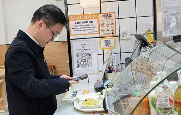 昆山市民政局局长王晗体验老年人就餐流程