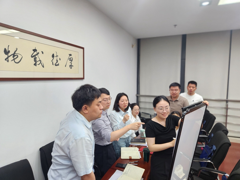 高郵市中青年干部培訓班參與學習教育主題研討。張運運攝