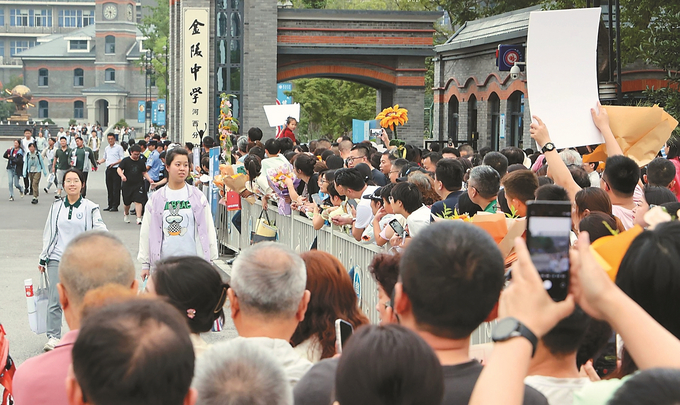 昨日，在南京金陵中学河西分校考点，众多中考考生结束最后一门考试，从考场内走出。 宋宁 摄