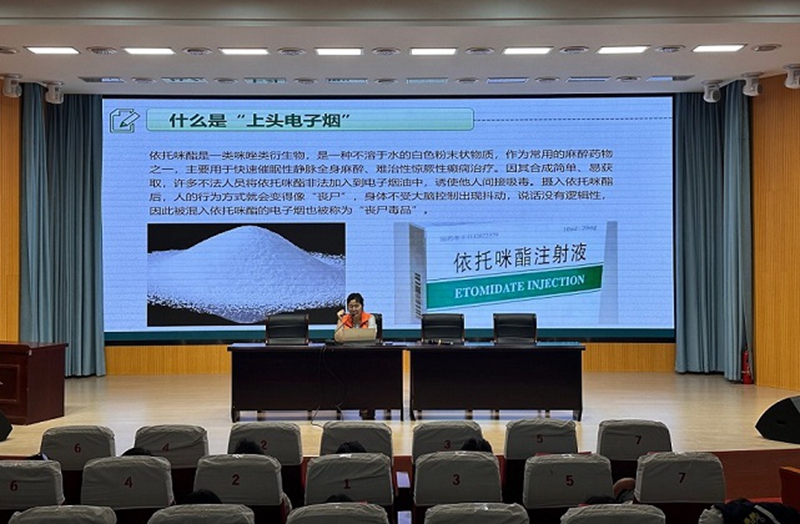 工作人員講解新型毒品的危害。伏園園攝