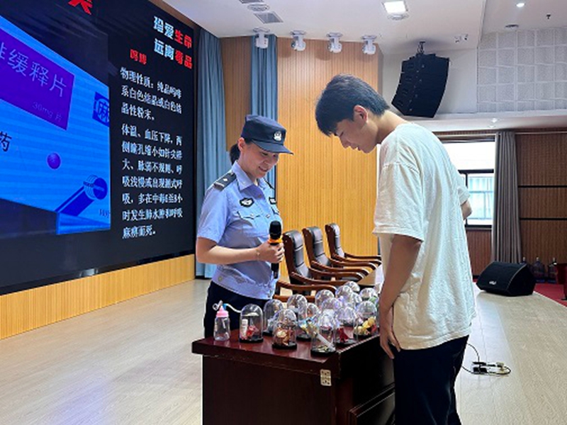 禁毒民警教授毒品辨別技巧。伏園園攝