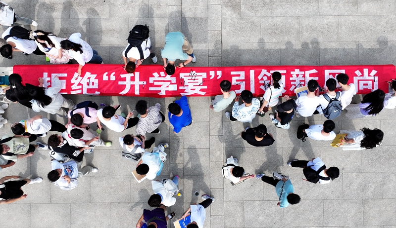 學生在倡議橫幅上簽字。丁華明攝