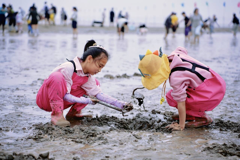 孩子们在海边玩耍。姜新春摄