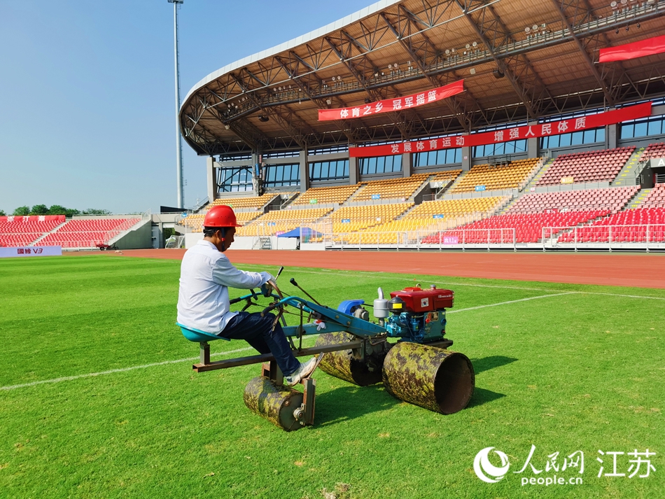 工作人员对草坪进行赛前维护。人民网记者 王继亮摄