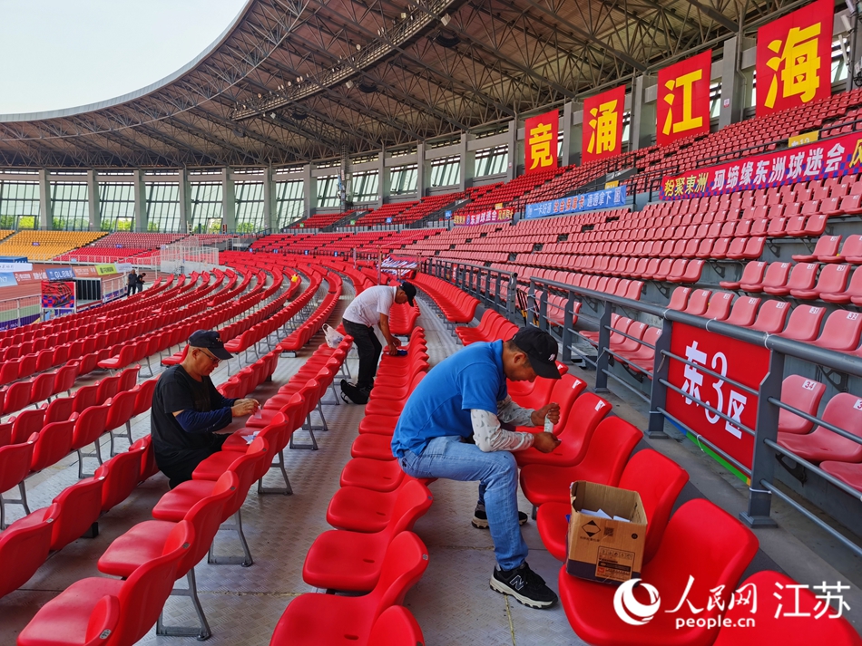 工作人员正在张贴座椅号码。人民网记者 王继亮摄