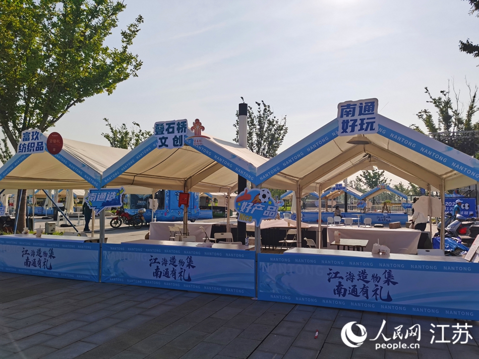 场外文旅市集正在布展。人民网记者 王继亮摄