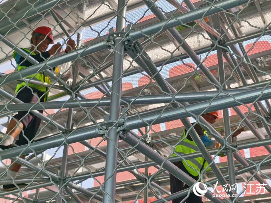 工人正在对座椅进行加固。人民网记者 王继亮摄