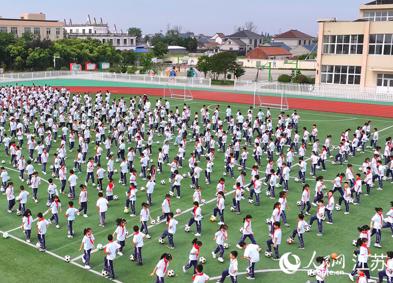 如东岔河小学足球训练现场。人民网记者 王继亮摄