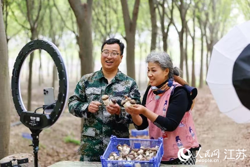 菌菇種植漸成氣候，王林嘗試“觸網”帶貨。人民網記者 馬曉波攝