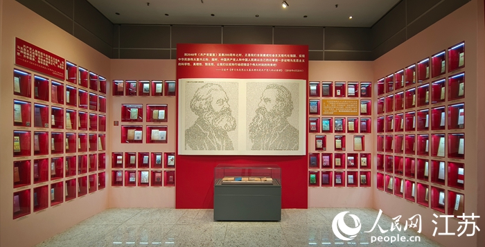 世界各國120多個版本的《共產黨宣言》。人民網 張瀚天攝