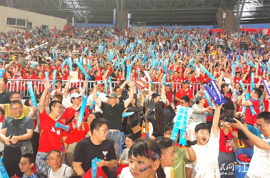 比賽現場，球迷吶喊助威。人民網記者 王繼亮攝