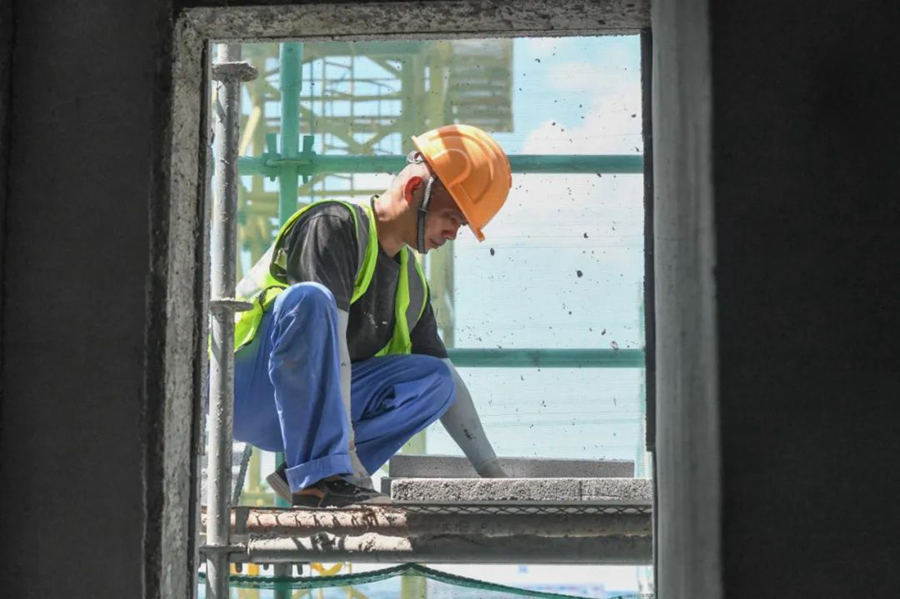 建筑工人在脚手架上作业。吴茜摄
