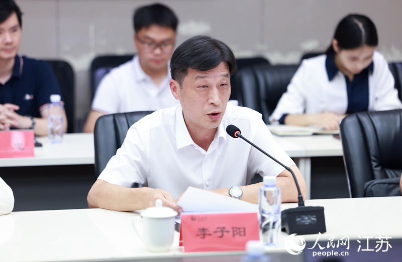 江苏省科技厅高新技术及产业化处处长李子阳做主旨发言。人民网 李昱辰摄