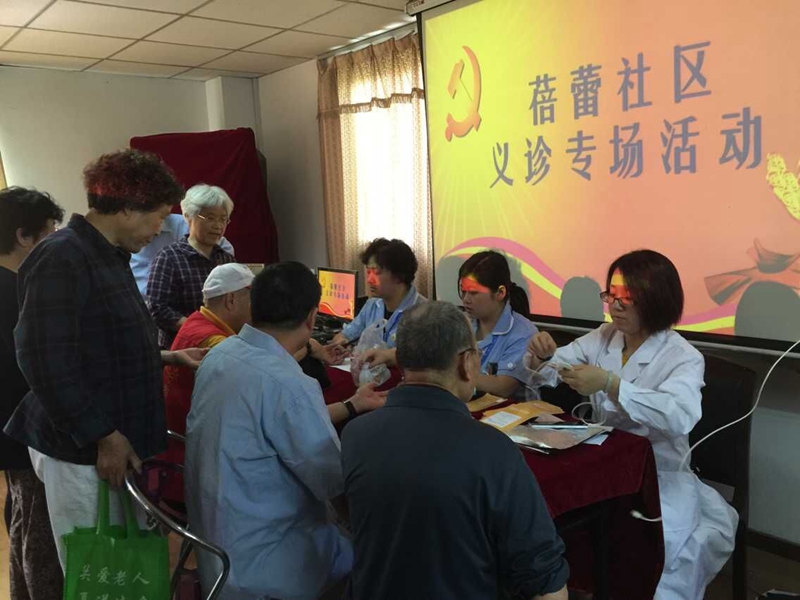 花蕾黨員義務醫療隊開展居民義診。建萱攝