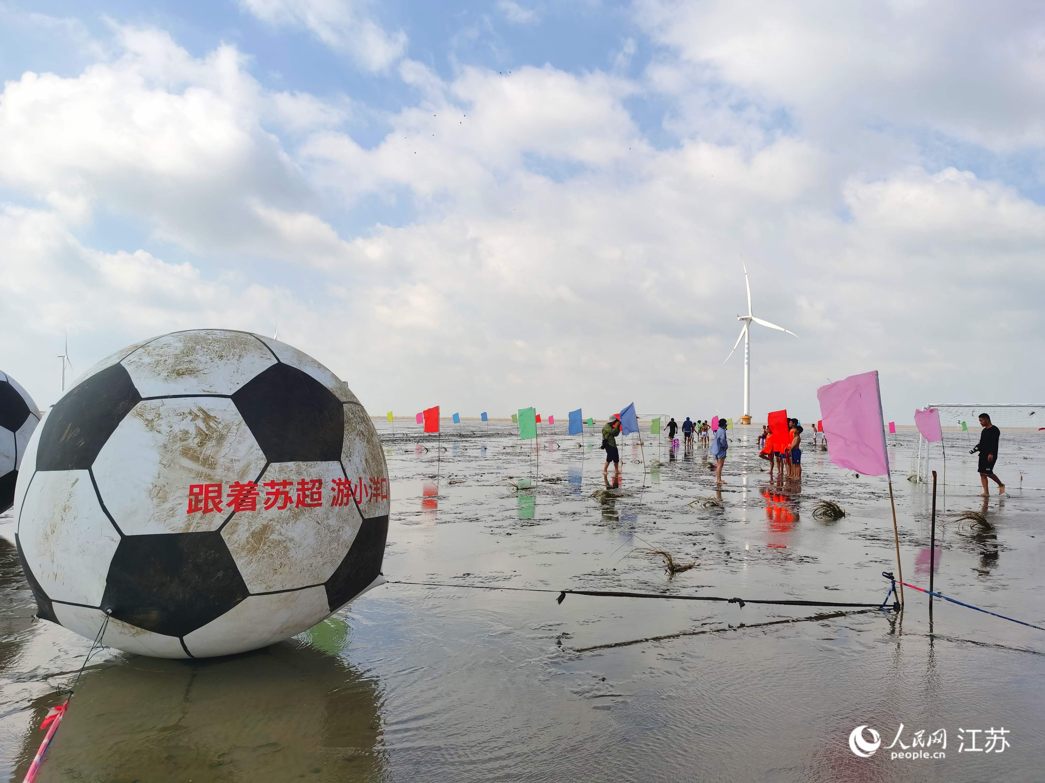 印有“蘇超”字樣的足球模型。人民網記者 王繼亮攝